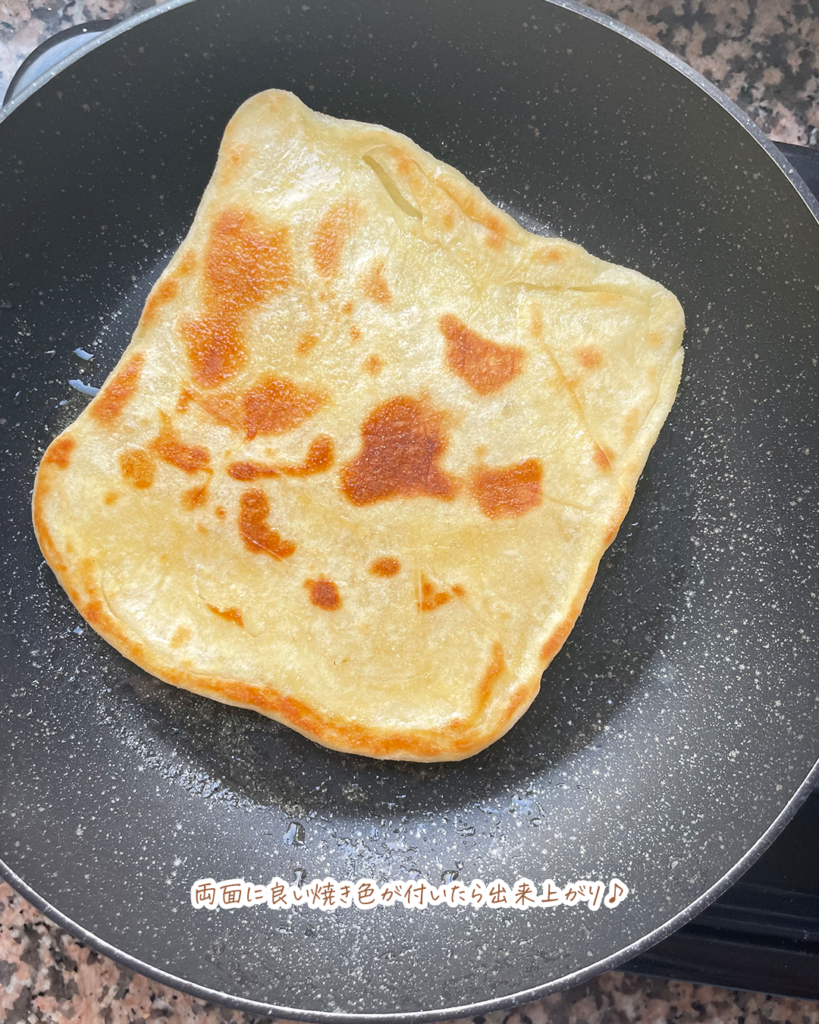 モロッコの四角いパンケーキ「ムスンメン」をフライパンへ